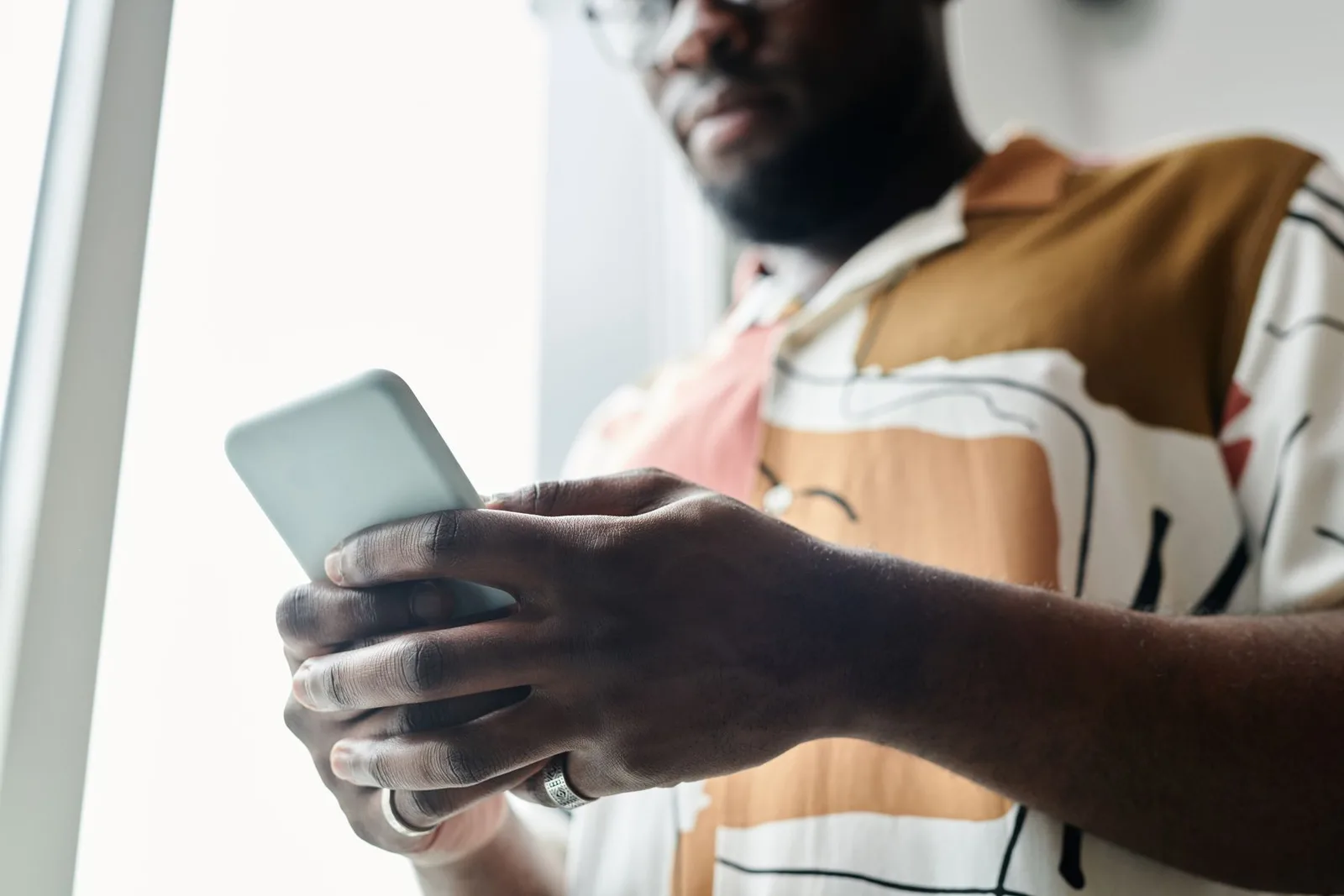 Application mobile entre les mains d’un utilisateur